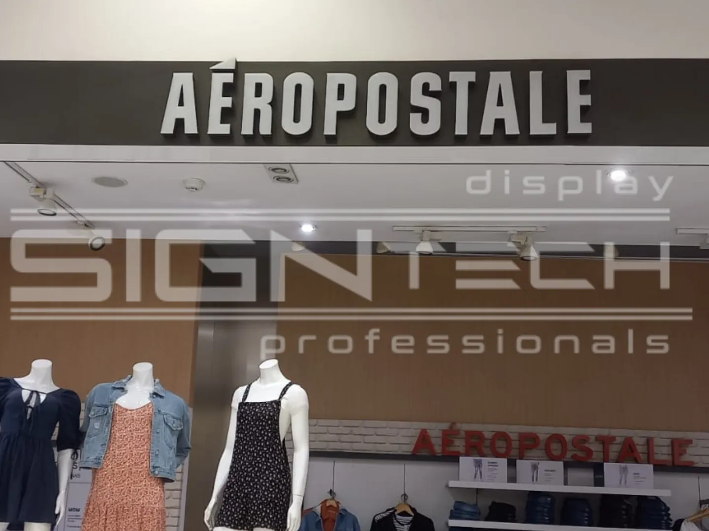 Anuncio Luminoso de aeropostale para plaza comercial por Signtech