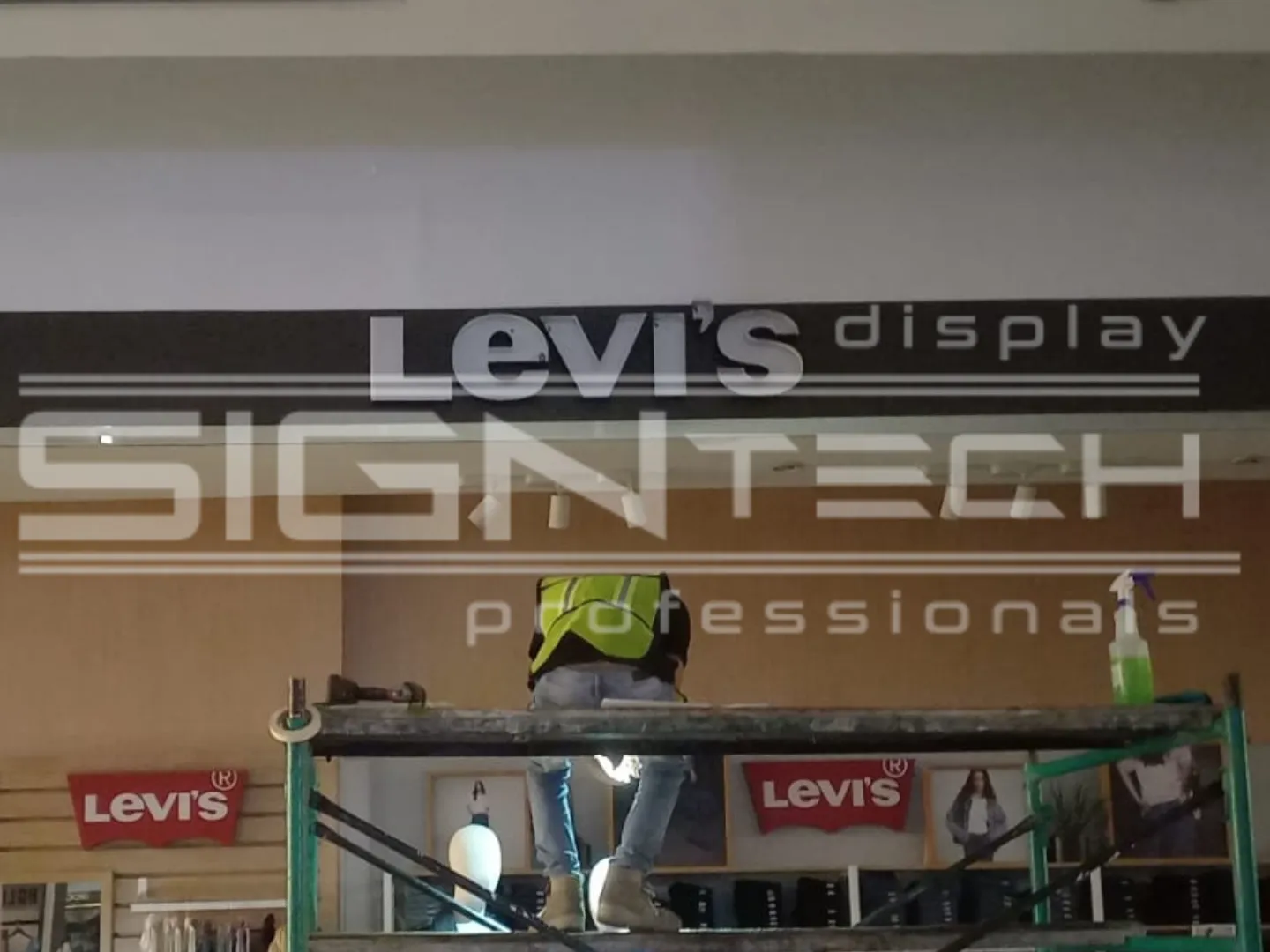 Anuncio Luminoso de levis por Signtech